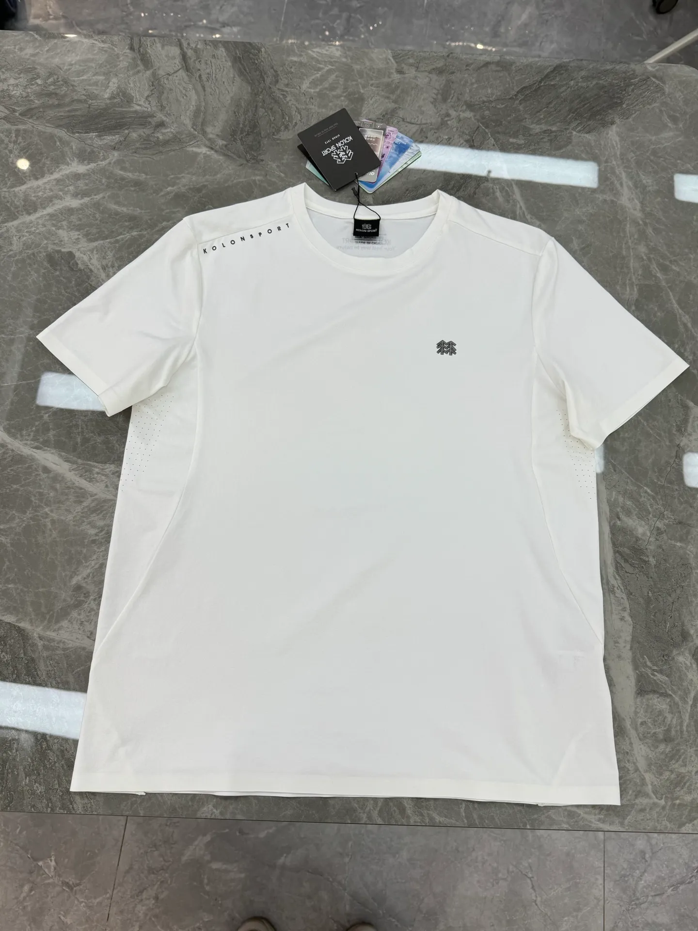 190 ⚜️Buy it if you know the goods! Kolon Sport Kolon Outdoor New Arrival T-shirt. Original product recommendation ❤️ Can be matched as a set. Regular fit outdoor T-shirt. Three-dimensional cutting design. Sports style rhythmic line matching. Comfortable and decent! Original professional outdoor high-tech polyester fabric! Multiple outdoor features. Touch and texture. Breathable holes on both sides. Complete three-dimensional cutting! The fabric is stiff and ribbed. Comfortable and stretchy. Skin-friendly, breathable, cool and comfortable. The three-dimensional upper body is super beautiful, a unique design. All three standards are included. Color: Black.Light Gray.White.Green.Sizes: M-3XL (4xl can be customized) 175/140 pounds recommended L